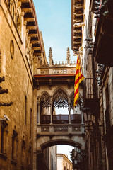 Naklejka premium Dzielnica Gotycka Barri i Most Westchnień w Barcelonie, Katalonia, Hiszpania