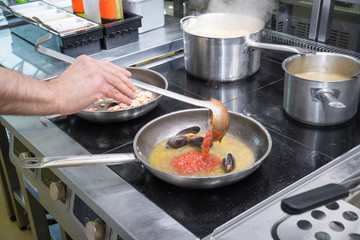 cooking mussels in tomato sauce