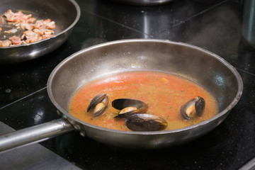 cooking mussels in tomato sauce