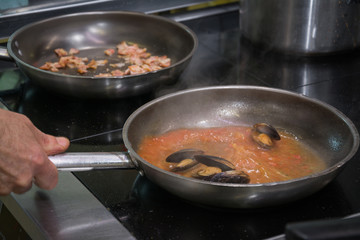 cooking mussels in tomato sauce