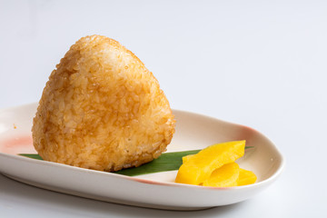 白背景日本人が好きな焼きおにぎり沢庵漬け居酒屋
