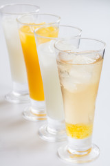 白背景にグラスにカクテルソフトドリンクジュースカラフル綺麗