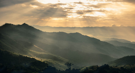 Obraz premium The sun shines with mountains