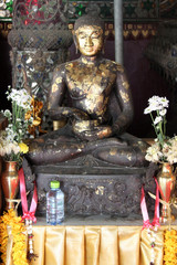 Obraz premium statue of buddha in a buddhist temple (Wat Phra Kaew Don Tao) in Lampang (Thailand)
