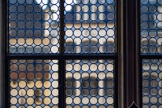 Blick durch ein mittelalterliches Fenster