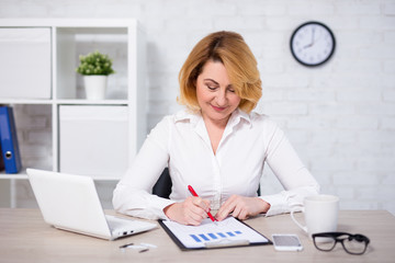 Obraz na płótnie Canvas business concept - mature business woman working in office