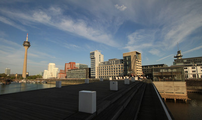 Düsseldorf; Auf der Living Bridge im MedienHafen