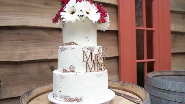 A gimbal shot of a wedding cake with Mr and Mrs on it.