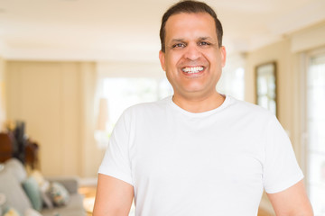 Obraz premium Middle age man smiling confident to the camera at home