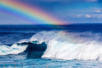 Arc-en-ciel et forte vague 
