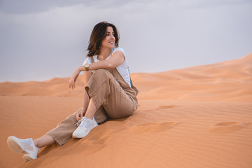 Fototapeta na wymiar beautiful girl in moroco desert 