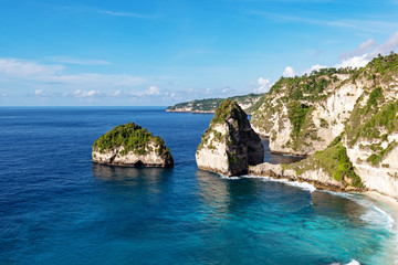 Naklejka premium View of Diamond beach in Nusa Penida island, Bali Indonesia.