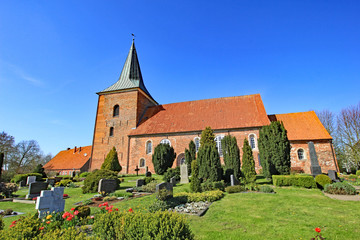 Fototapeta na wymiar Misselwarden: Backsteinkirche St. Katharinen (13. Jh., Niedersachsen)