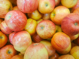 Red and green apple fruits in a supermarket