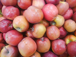 Red and green apple fruits in a supermarket