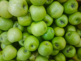 Red and green apple fruits in a supermarket