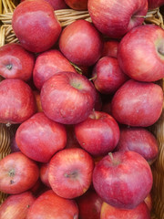 Fototapeta na wymiar Red and green apple fruits in a supermarket