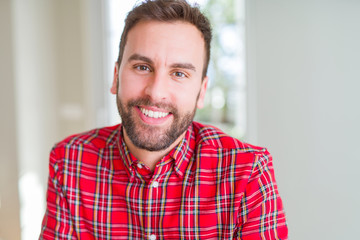 Obraz premium Handsome man smiling positive at the camera