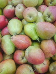 Fresh pears on the shelves of the market