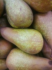 Fresh pears on the shelves of the market