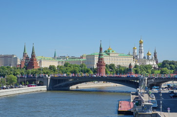 Obraz premium Moscow, Russia - June 15, 2018: Summer view of the Moscow Kremlin and the Big Stone bridge