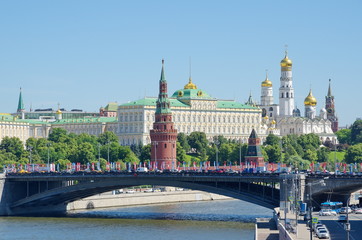 Fototapeta premium Moscow, Russia - June 15, 2018: View of the Moscow Kremlin and the Big Stone bridge on a Sunny summer day