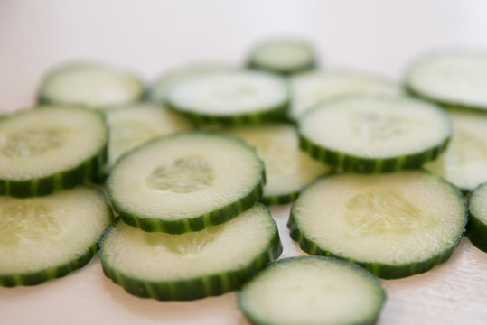 Gurke Gurken scheiben Gurkenscheiben Wei&szlig;er Hintergrund Hell Gem&uuml;se Gr&uuml;n gelb Geschnitten Frisch Vegetarisch Vegan 