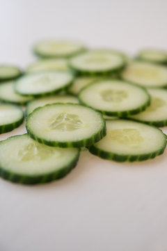 Gurke Gurken scheiben Gurkenscheiben Wei&szlig;er Hintergrund Hell Gem&uuml;se Gr&uuml;n gelb Geschnitten Frisch Vegetarisch Vegan 