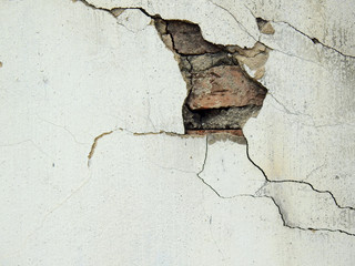 old white wall with crack
