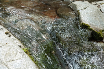 Torrente de montaña cayendo