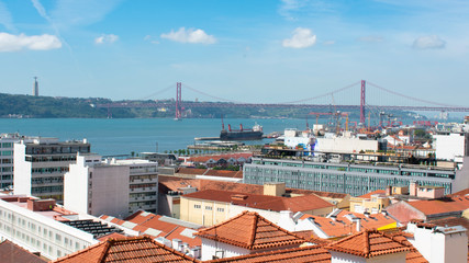 Puente 25 de abril y Alfama desde mirador.