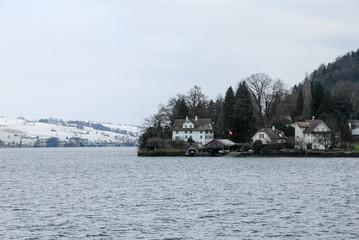 ルツェルン湖クルーズ　秋の薄っすらと雪が積もった湖畔の風景（スイス）