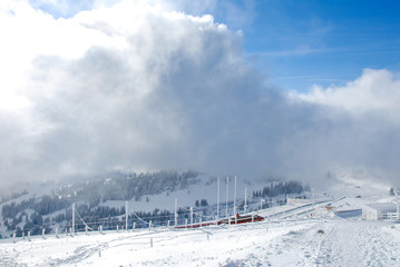 秋の雪の後のリギ山頂　リギ鉄道リギ・クルム駅（スイス・ルツェルン州／シュヴィーツ州）