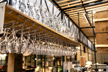 Bicchieri e calici di vetro in un pub vineria birreria ristorante mescita pronte per essere servite alla clientela