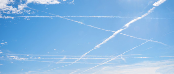 Himmel Hintergrund mit Kondensstreifen - Zunahme des Flugverkehrs