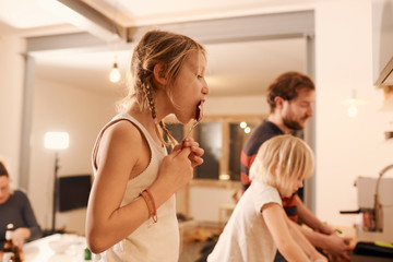 Kinder, backen, Küche, Familie, Mädchen, Löffel, Zöpfe, kitchen, family, zuhause, at home, lebensfreude, moment, feel good