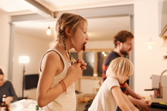 Kinder, backen, K&uuml;che, Familie, M&auml;dchen, L&ouml;ffel, Z&ouml;pfe, kitchen, family, zuhause, at home, lebensfreude, moment, feel good