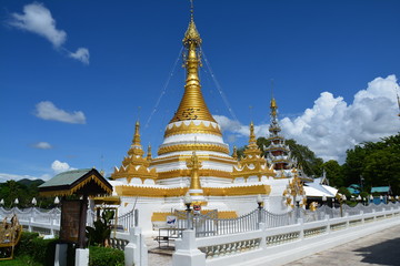 Fototapeta na wymiar Temples Mae Hong Son Thaïlande