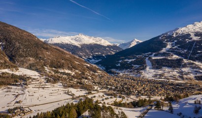 Obraz premium Bormio town with snowy mountains in background