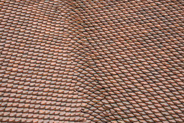 tuiles d'argile sur un toit
