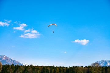 paraglider in den Bergen 