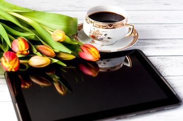 Poranna kawa , bukiet kolorowych tulipanów, tablet