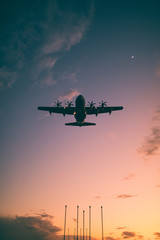 Silhouette di un aereo al tramonto 