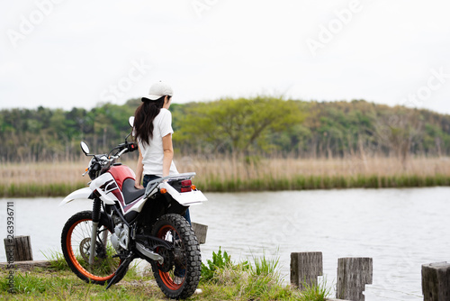 オフロードバイクと日本人女性 Wall Mural Wallpaper Murals Hakase4 オフロードバイクと日本人女性 Wall Mural Wallpaper Murals Hakase4