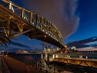 Obraz premium Harbour Bridge and an illuminated pier at night