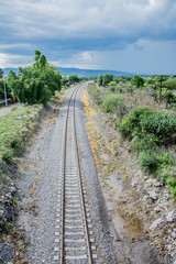 Obraz premium vias del tren con un cielo azul 