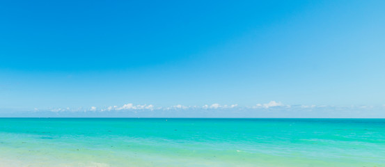 Fototapeta na wymiar Turquoise water and blue sky in Miami Beach shore