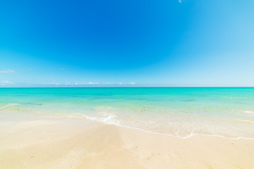 Fototapeta na wymiar Blue sky over turquoise water in Miami Beach shore