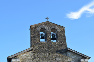 Fototapeta na wymiar Clocher de l'église de Hopital d'Orion dans le Béarn dans les Pyrénées Atlantiques