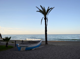 Playa, barca y puesta de sol en la playa